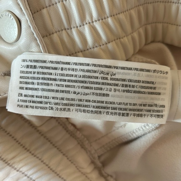 Abercrombie & Fitch | Women's Cream Faux Leather Pull On Cargo Jogger Pants sz M - Picture 12 of 13